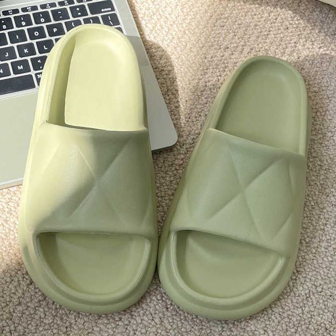 Slippers women's summer thick bottom stepping on shit feeling 2023 new home solid color indoor sandals and slippers women's summer outerwear with a sense of luxury