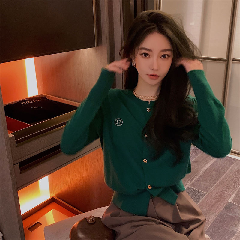 2023早秋季薄款長袖針織開衫女別致溫柔軟糯黑色字母刺繡毛衣外套
