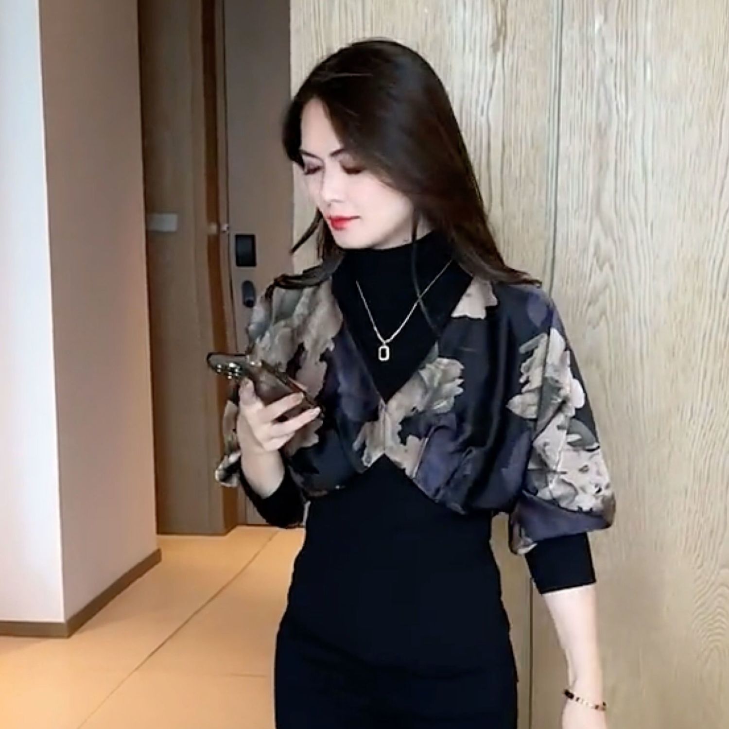 長袖碎花時尚襯衫女寬鬆媽媽裝2023早秋新款小個子顯瘦潮打底上衣