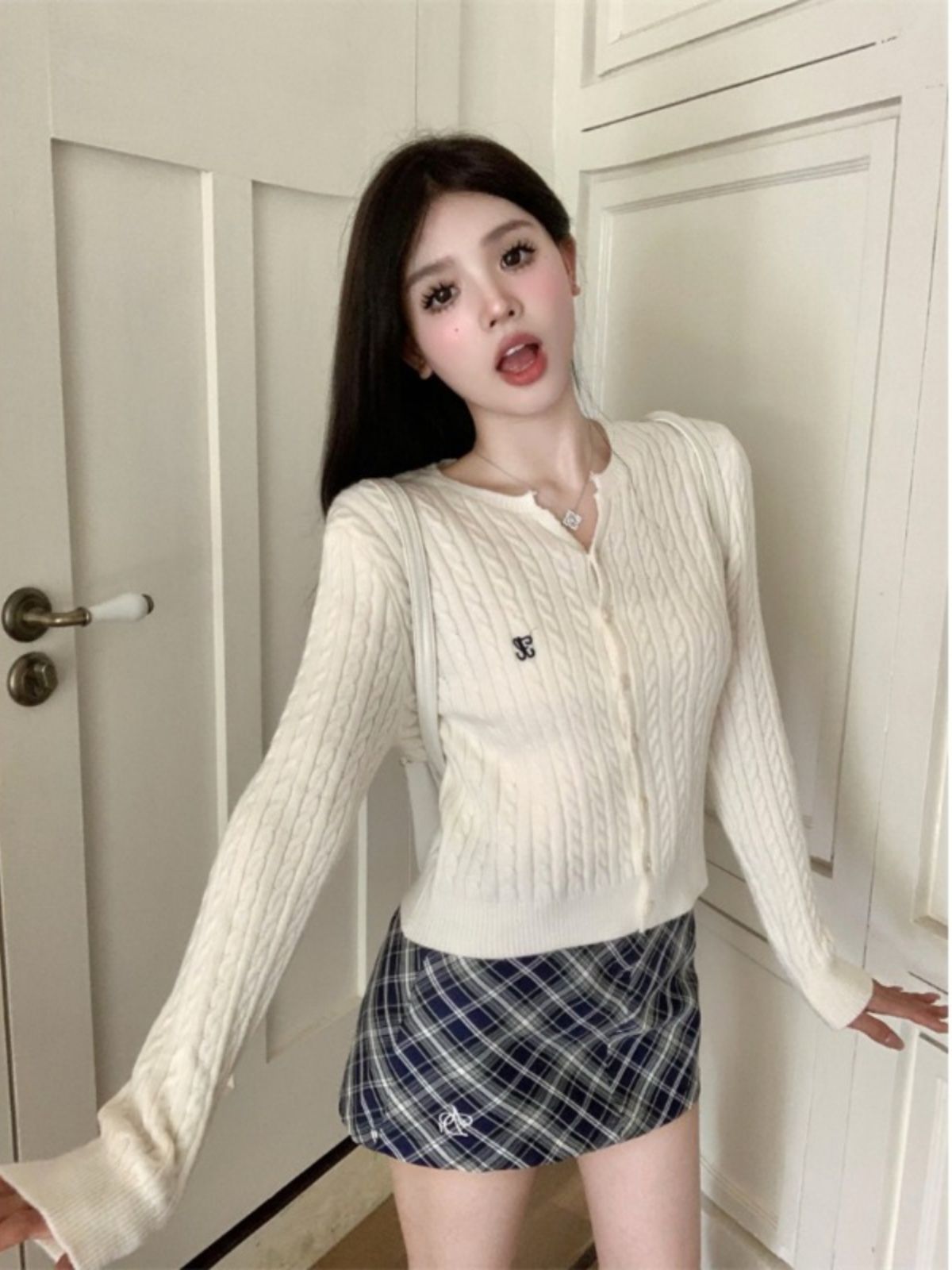 白色短款針織開衫外套女秋裝2023新款設計感小眾長袖顯瘦毛衣上衣