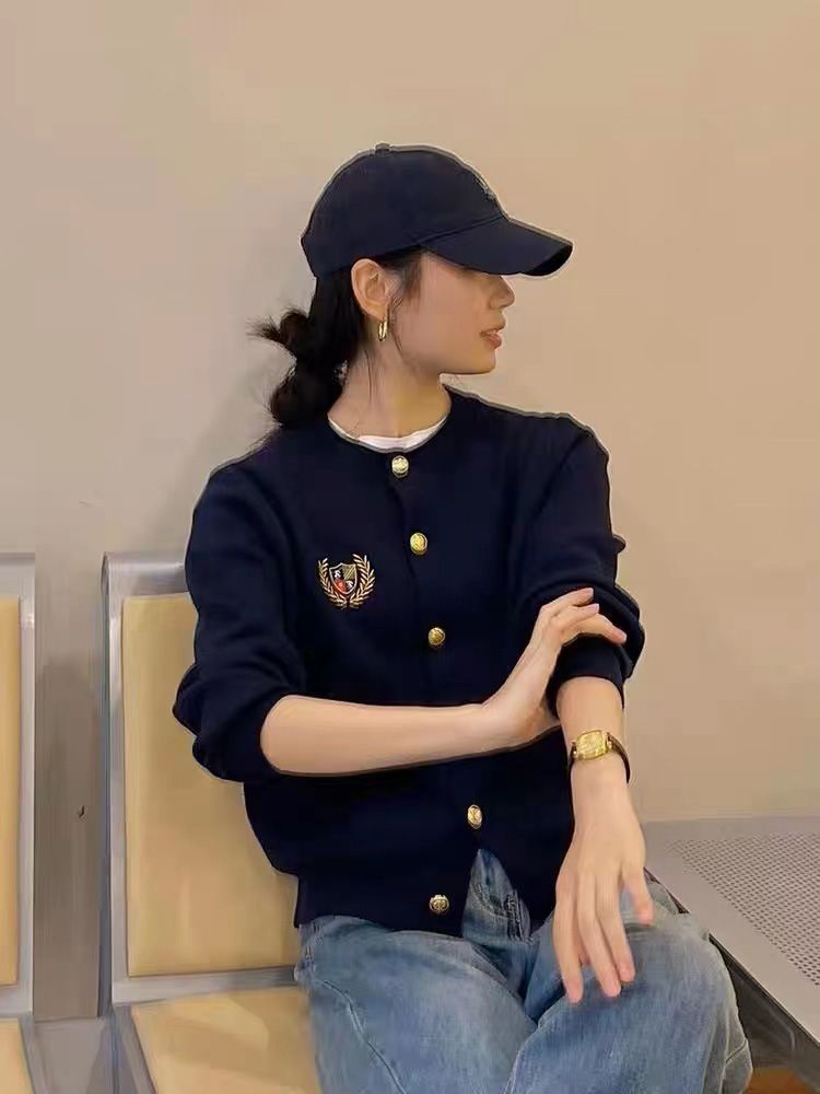 春秋英倫學院風針織衫女式短款寬鬆上衣徽章刺繡軟糯開衫毛衣外套