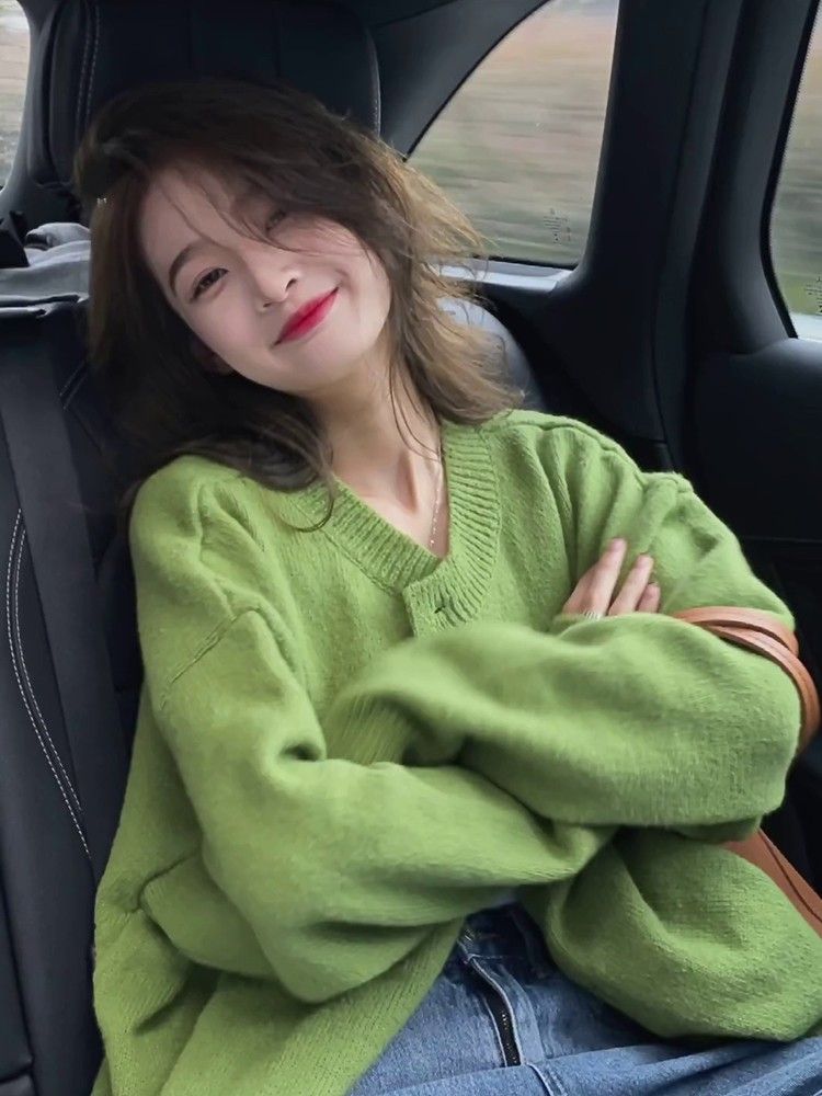Green lazy style knitted cardigan sweater jacket for women with niche design and high-end soft waxy autumn top
