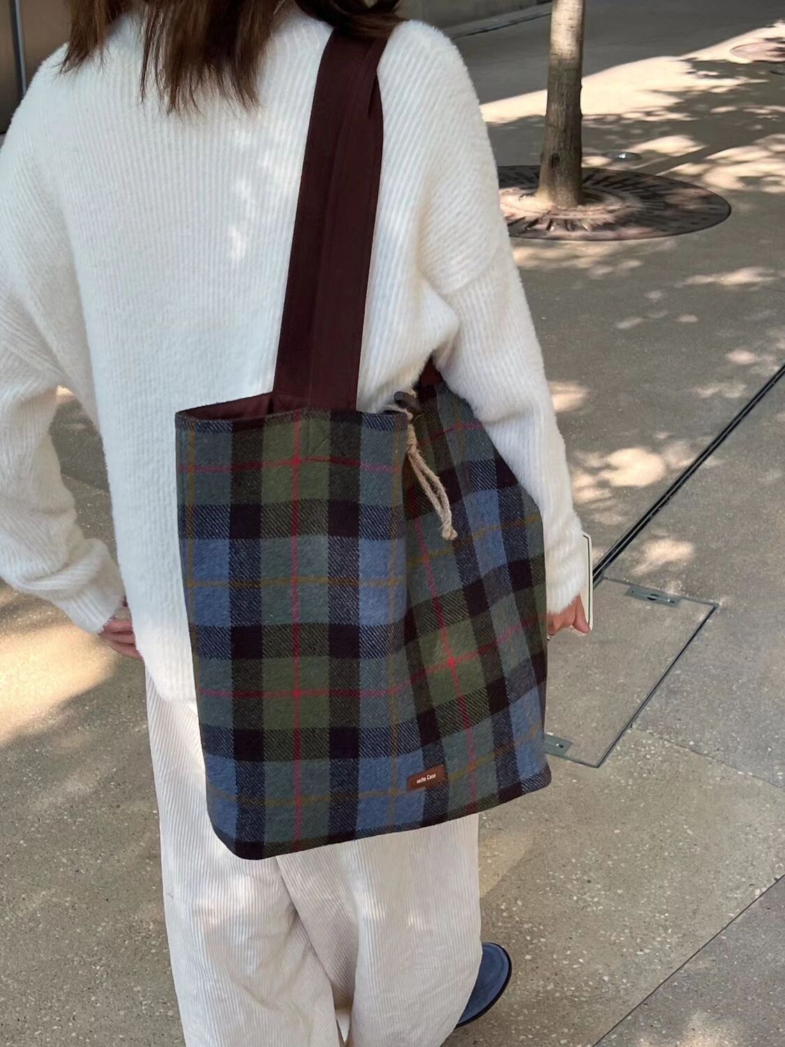 New British Fantastic Big Tote Bag 2023 Autumn/Winter Small Design Checkered Shoulder Bag Early Eighth Commuter Bag for Women