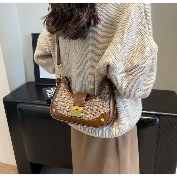 Luxuriöse Damentasche mit klassischem Design und Kette. Neue All-in-One-Umhängetasche im Retro-Stil mit Karomuster_voghion.com