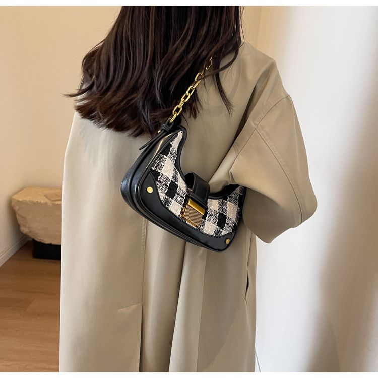 Luxuriöse Damentasche mit klassischem Design und Kette. Neue All-in-One-Umhängetasche im Retro-Stil mit Karomuster_voghion.com