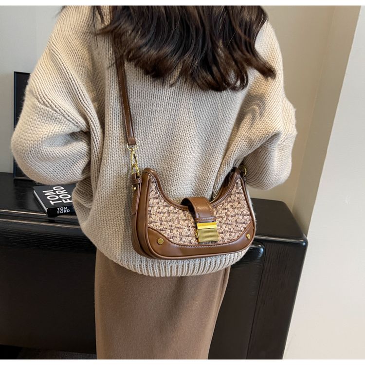 Luxuriöse Damentasche mit klassischem Design und Kette. Neue All-in-One-Umhängetasche im Retro-Stil mit Karomuster_voghion.com