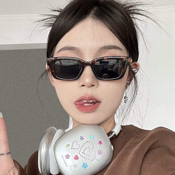 Jennie sunglasses women's high-end retro European and American street photography cat-eye hot girl sunglasses 2023 new Korean style trend