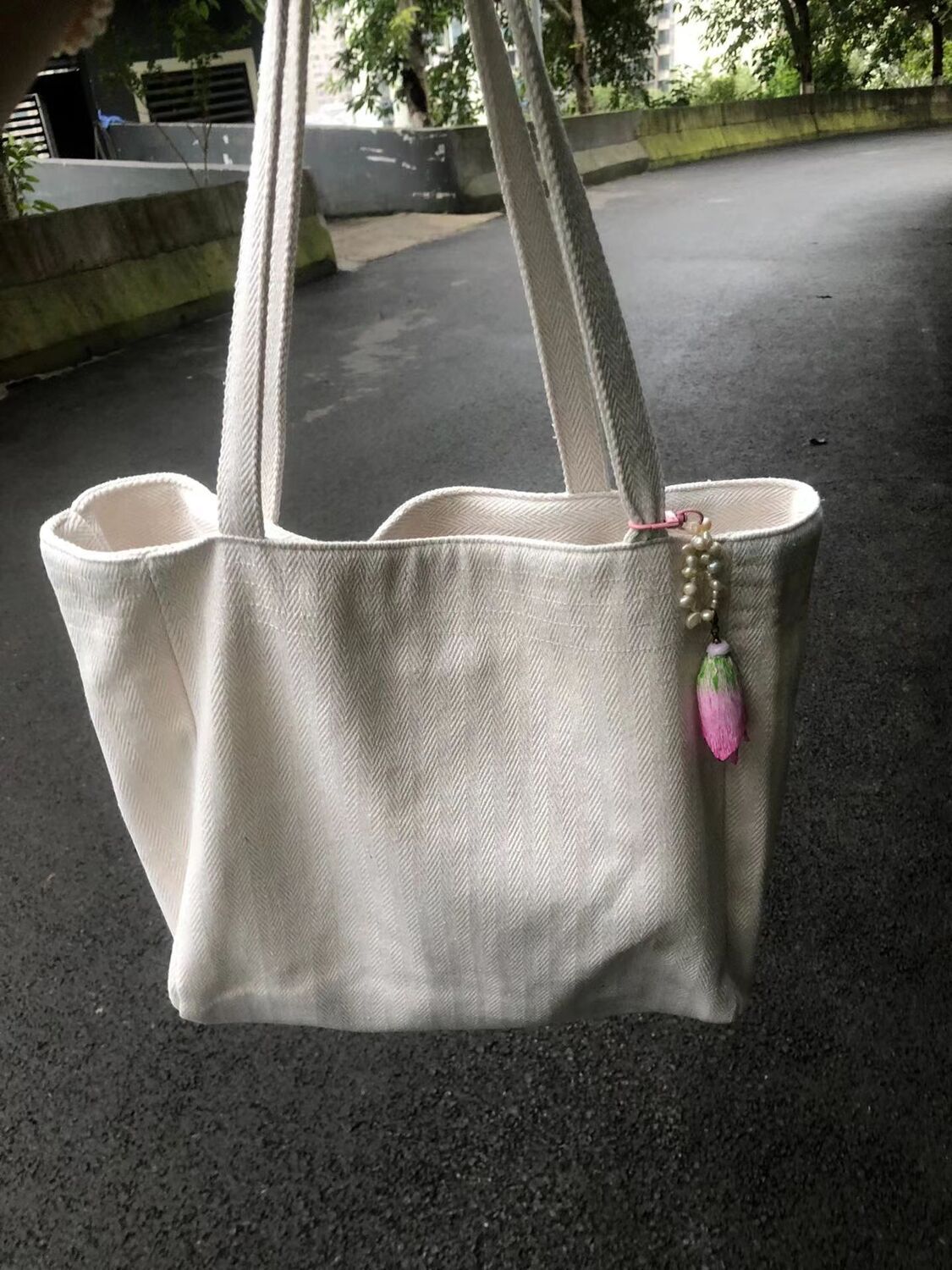 Literary and artistic versatile niche bag 2023 autumn new portable canvas bag for college students' morning eight single shoulder commuting bag for women