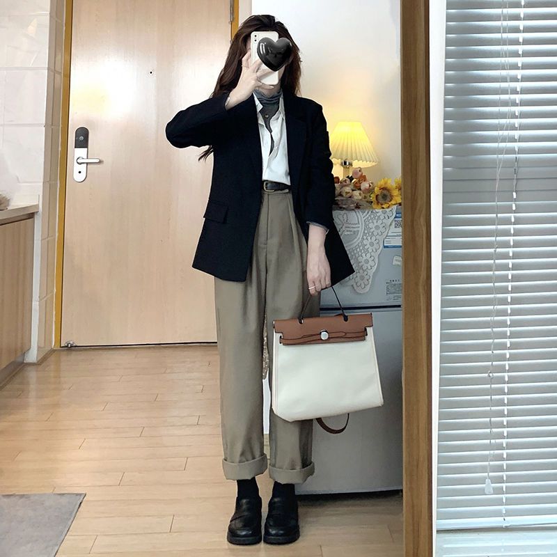 Black small suit jacket for small women 2023 spring and autumn new high-end design niche casual short suit