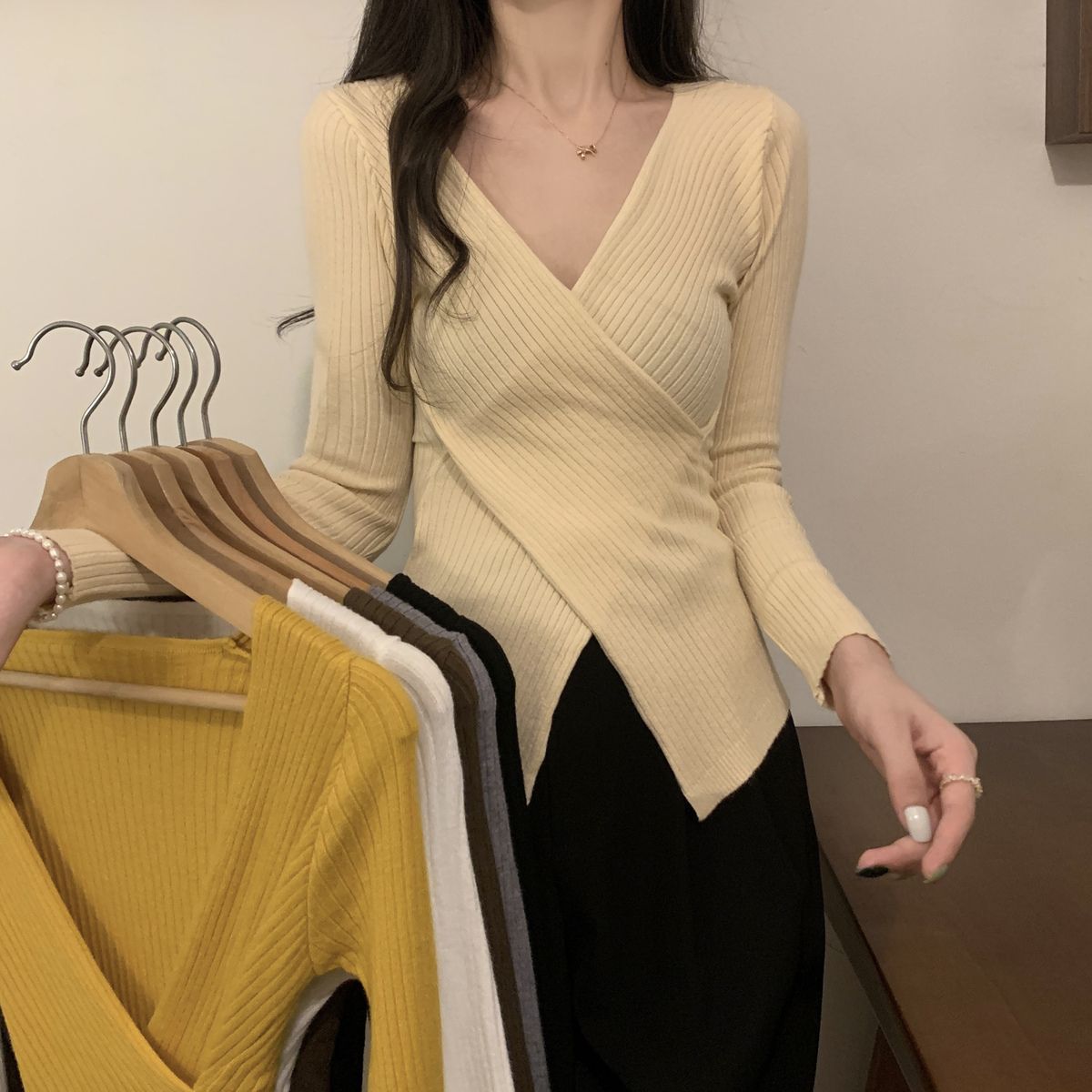 打底衫針織內搭秋季女新款黑色上衣減齡漂亮洋氣小衫白色v領毛衣