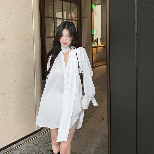 白色v領飄帶襯衫裙女秋季墊肩長袖襯衣設計感小眾寬鬆中長款上衣
