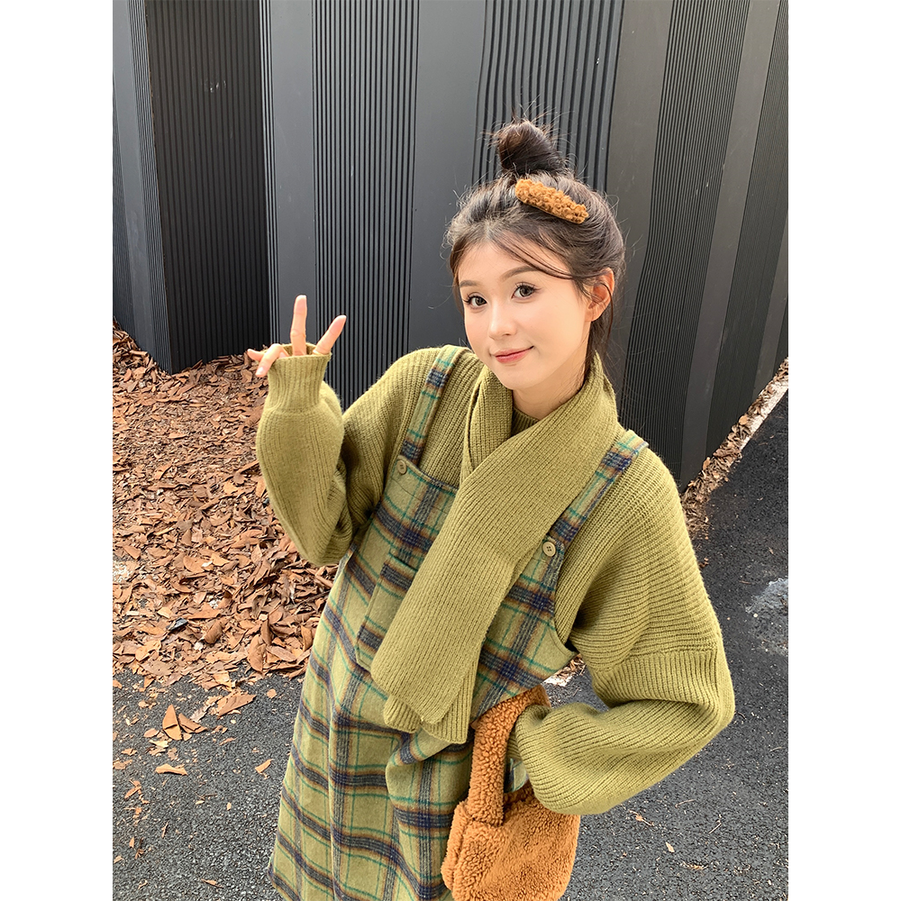 Playful age-reducing fashion suit for women in autumn and winter contrasting green plaid suspender skirt sweater scarf lazy style two-piece set