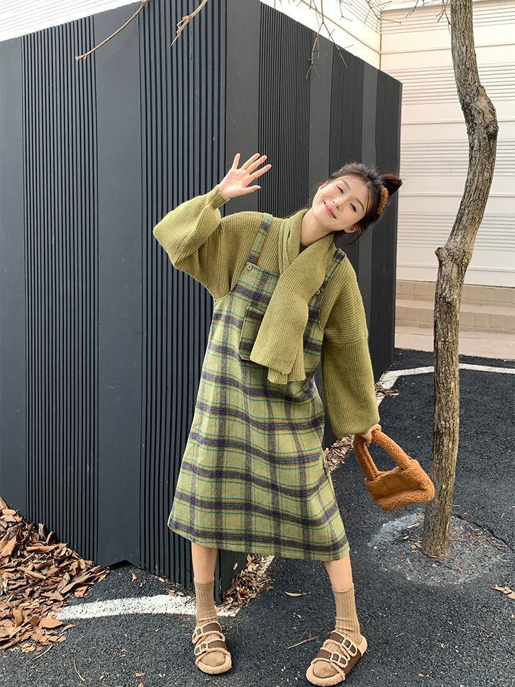 Playful age-reducing fashion suit for women in autumn and winter contrasting green plaid suspender skirt sweater scarf lazy style two-piece set