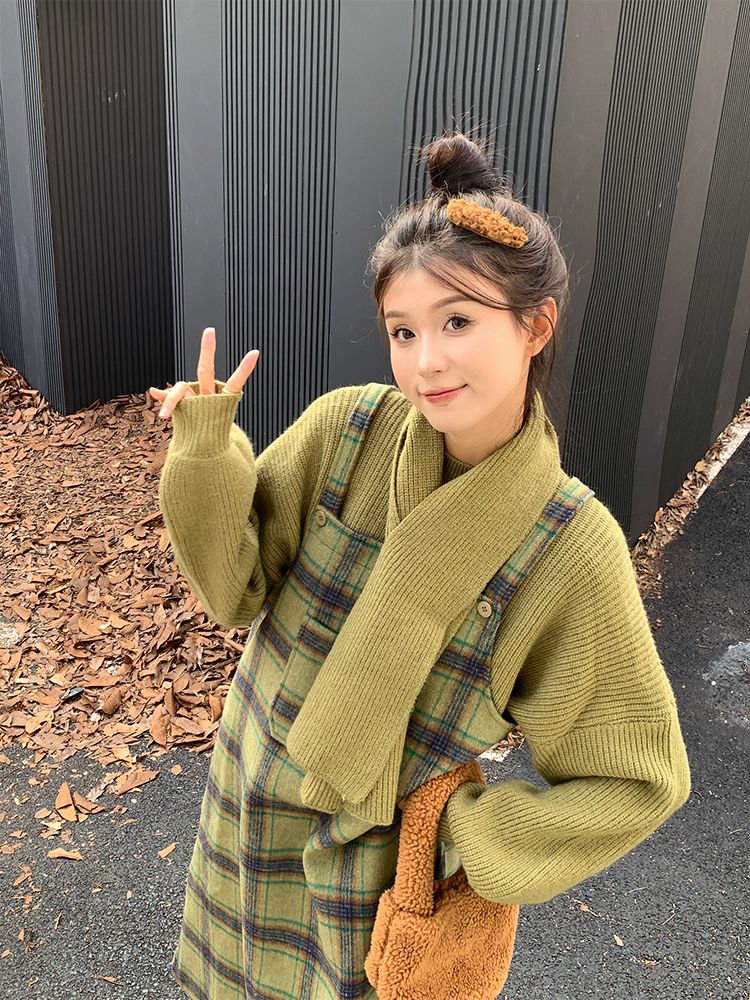 Playful age-reducing fashion suit for women in autumn and winter contrasting green plaid suspender skirt sweater scarf lazy style two-piece set