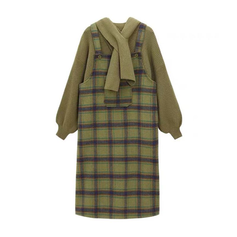 Playful age-reducing fashion suit for women in autumn and winter contrasting green plaid suspender skirt sweater scarf lazy style two-piece set