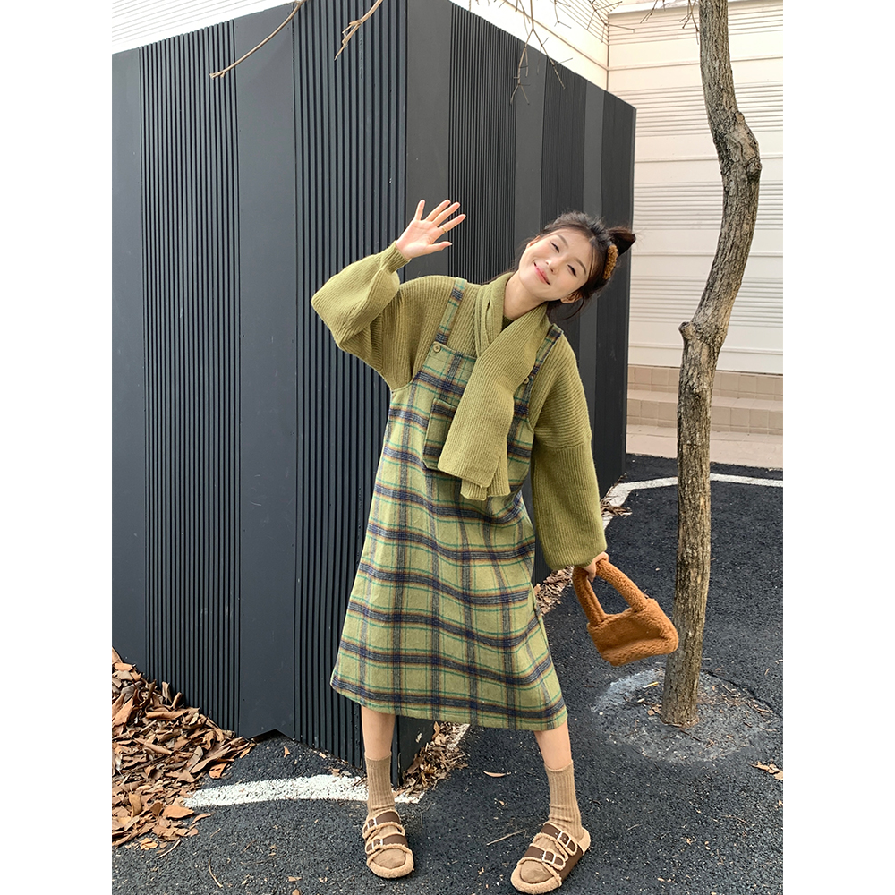 Playful age-reducing fashion suit for women in autumn and winter contrasting green plaid suspender skirt sweater scarf lazy style two-piece set