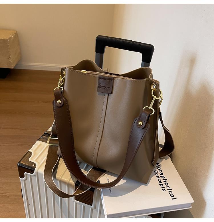 Large capacity for women in autumn winter, versatile 2023 new broadband crossbody bag, textured single shoulder mother_voghion.com
