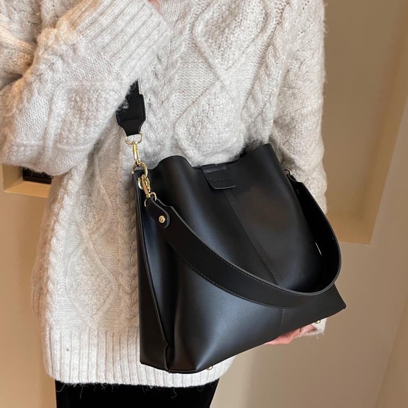 Large capacity for women in autumn winter, versatile 2023 new broadband crossbody bag, textured single shoulder mother_voghion.com