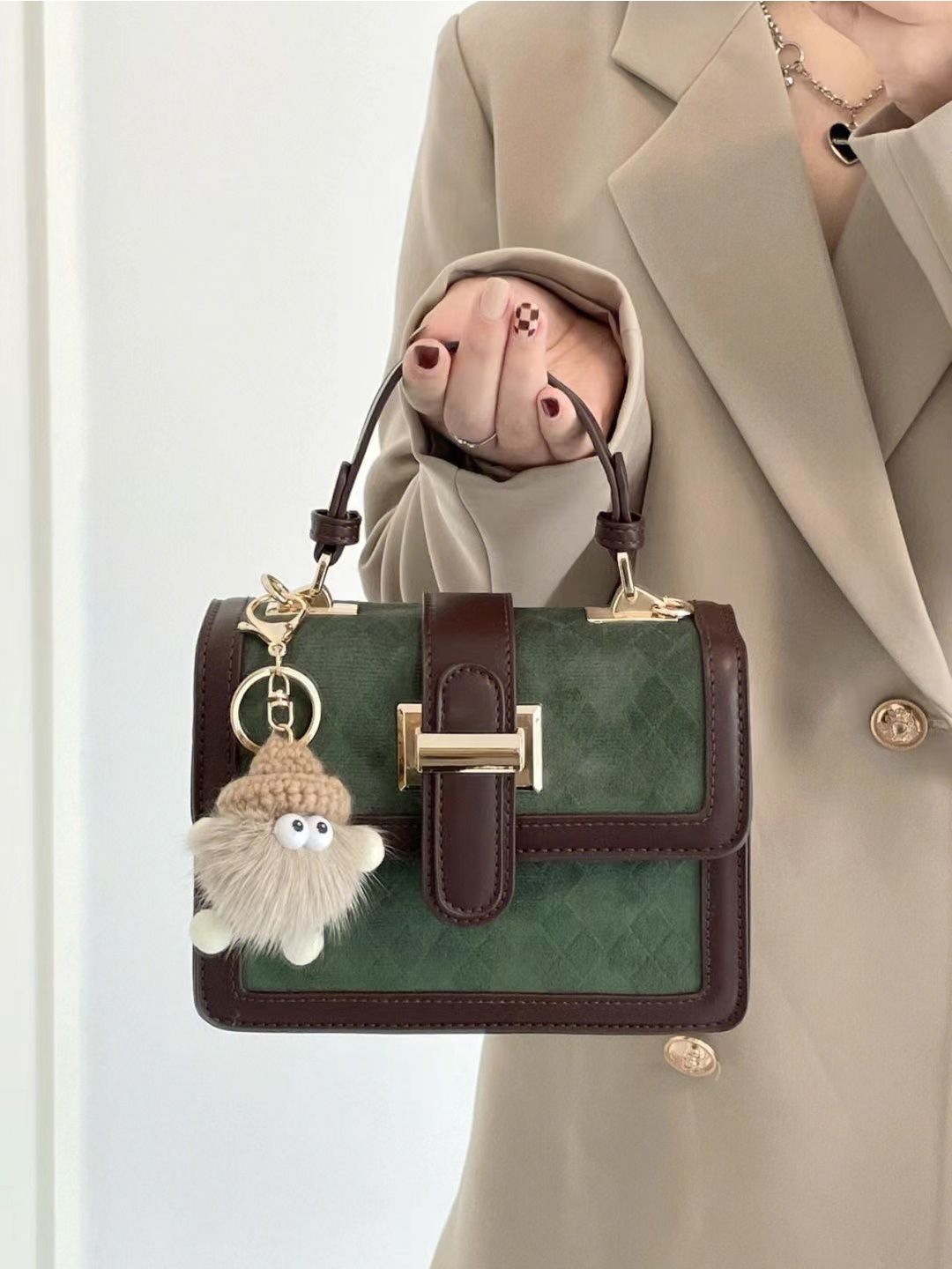 Crossbody bag for women, autumn and winter temperament, versatile 2023 new high-end texture commuter bag, literary retro, exquisite small square bag