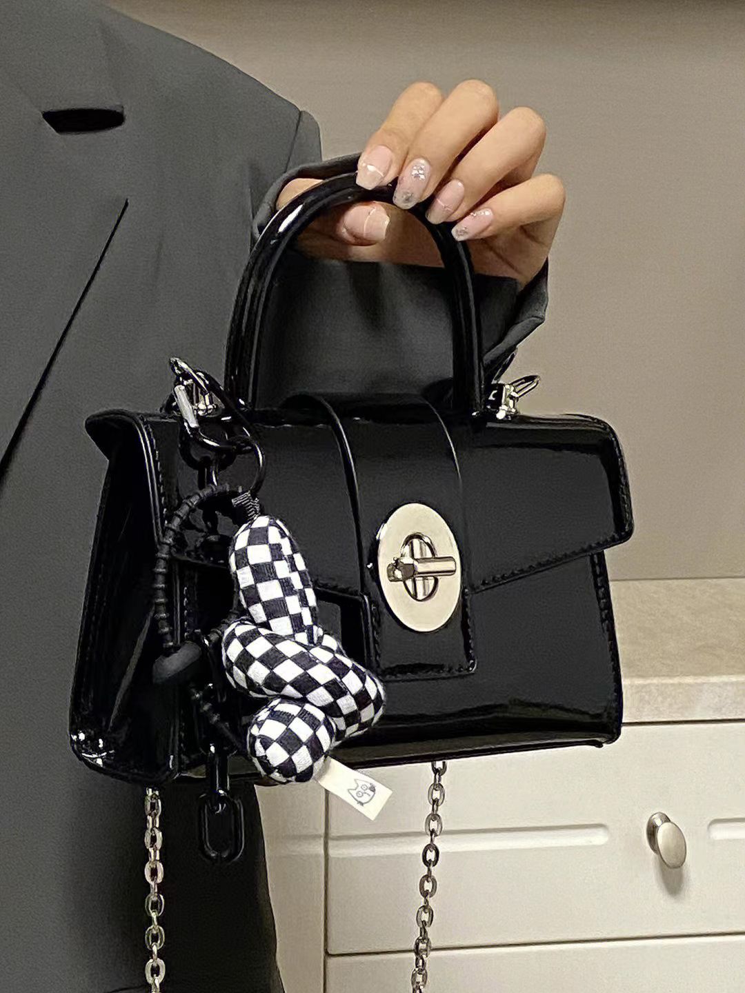 Niche unique small bag 2023 new sweet and cool patent leather small square bag high-quality hot girl bag chain crossbody bag
