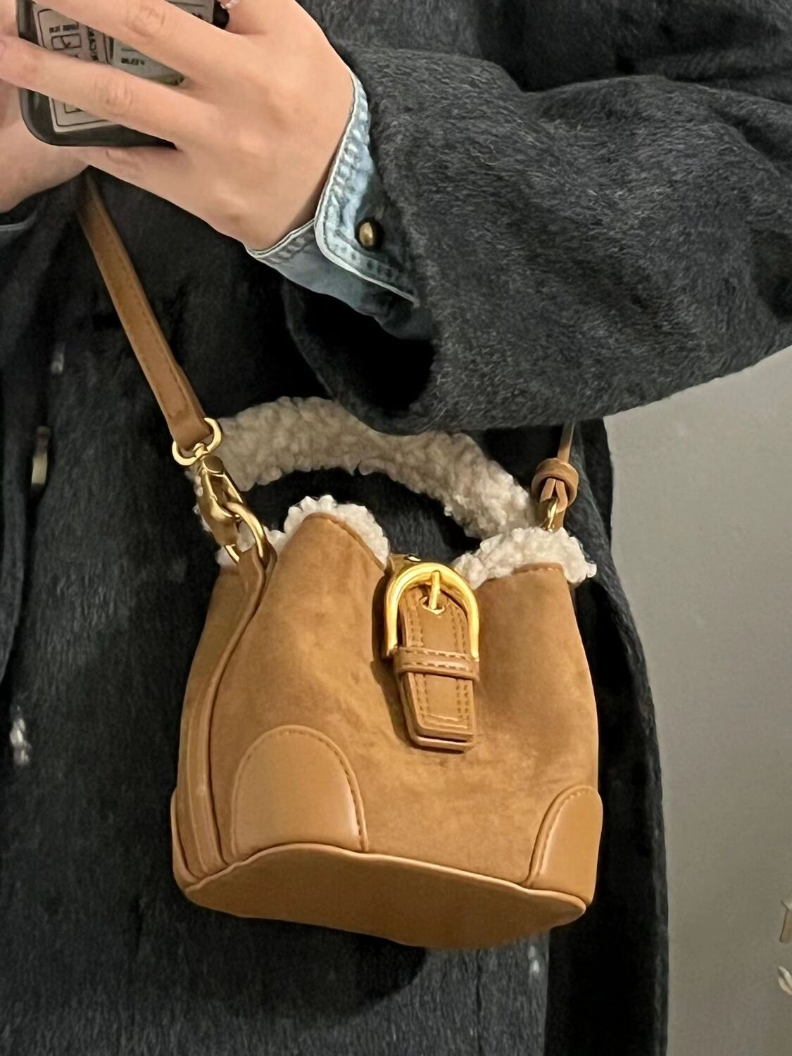 Autumn and winter new bucket bag 2023 niche design splicing lambswool portable commuter bag texture fashion crossbody bag