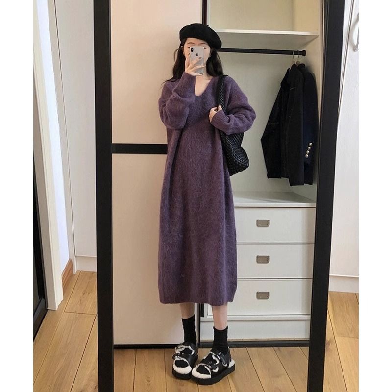 中長款毛衣女秋冬v領寬鬆外穿慵懶風紫色過膝加厚軟糯針織毛衣裙