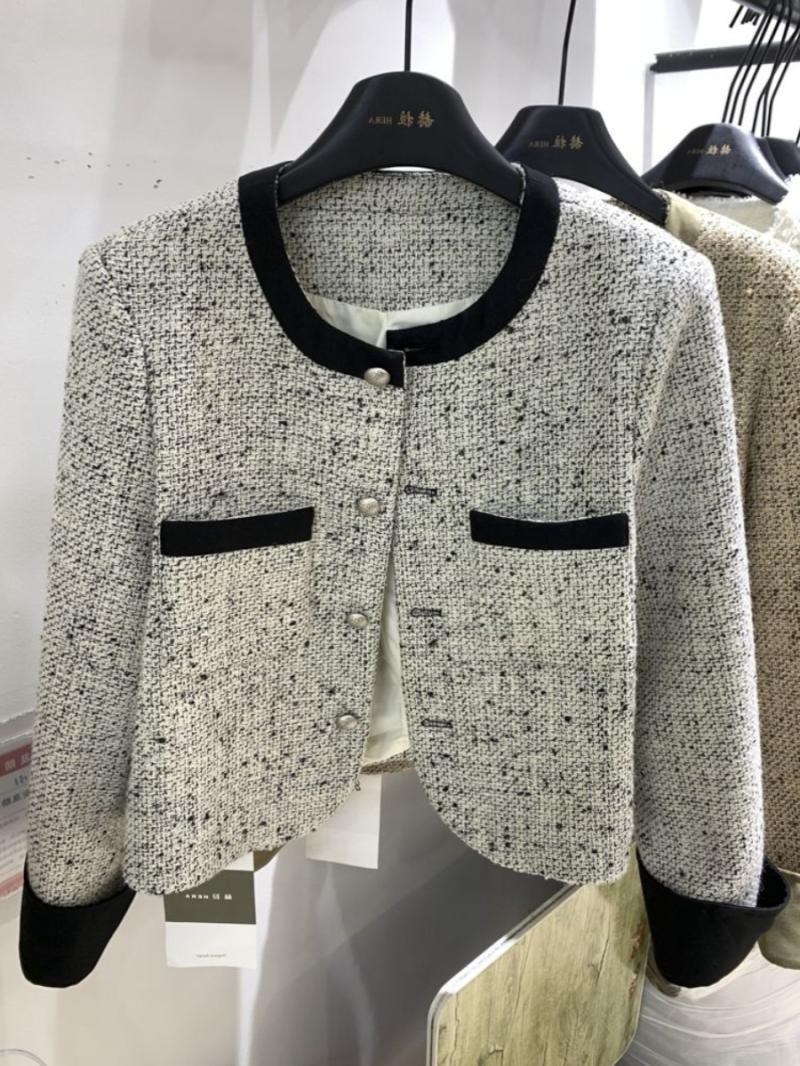 2023 autumn and winter new style single-breasted temperament high-end versatile slimming top round neck splicing small fragrant style short coat for women