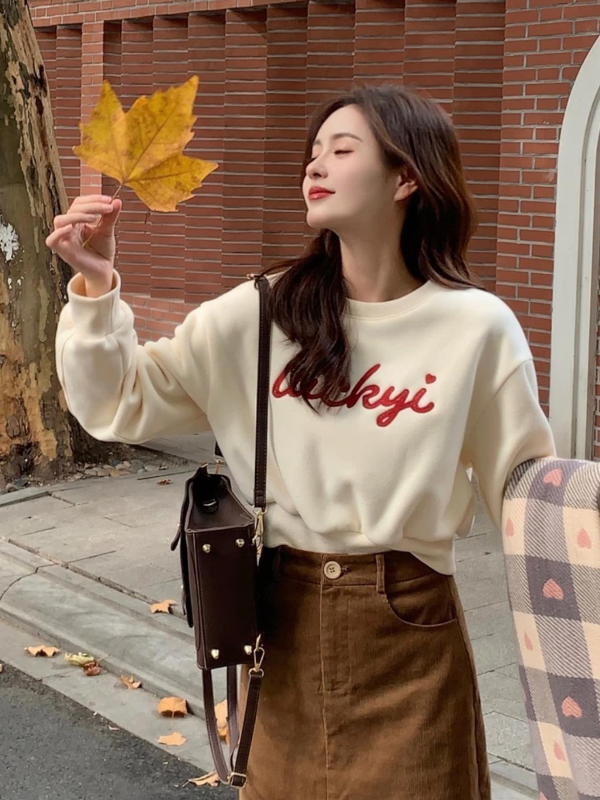 秋冬時尚搭配一整套女網紅炸街小個子加絨衛衣燈芯絨半身裙兩件套