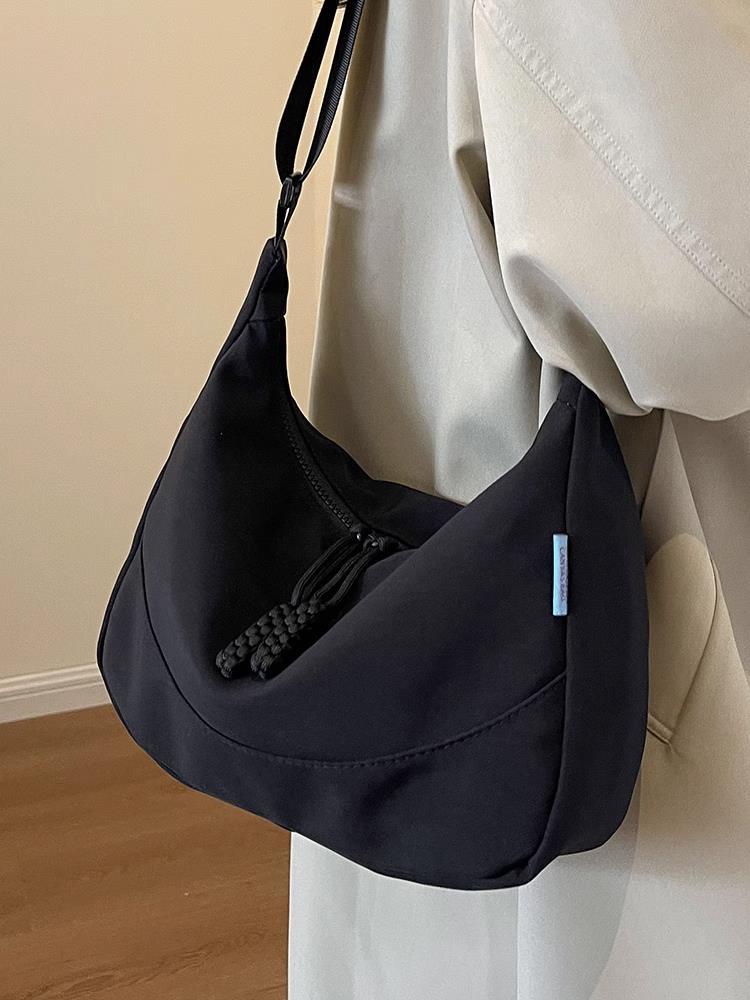 Fashionable and versatile underarm large-capacity nylon bag for women 2023 new autumn and winter work and commuting shoulder dumpling bag