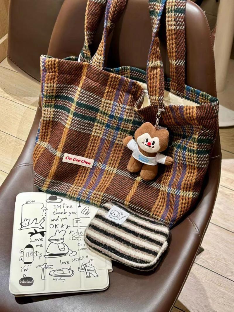 Autumn and winter bags for women 2023 new niche design plaid contrasting color handheld tote bag fashionable casual shoulder bag for women