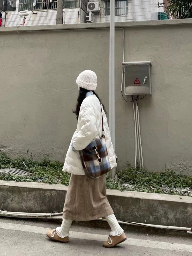2023 autumn and winter new niche woolen plaid horseshoe buckle crossbody bag casual and versatile large capacity shoulder bag trendy