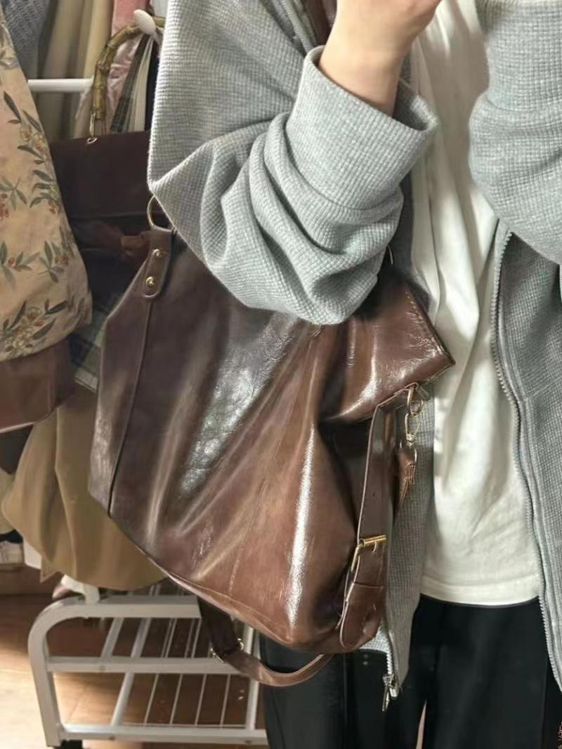 Commuting large-capacity women's bag 2023 autumn and winter new niche design Maillard texture shoulder bag tote bag trendy