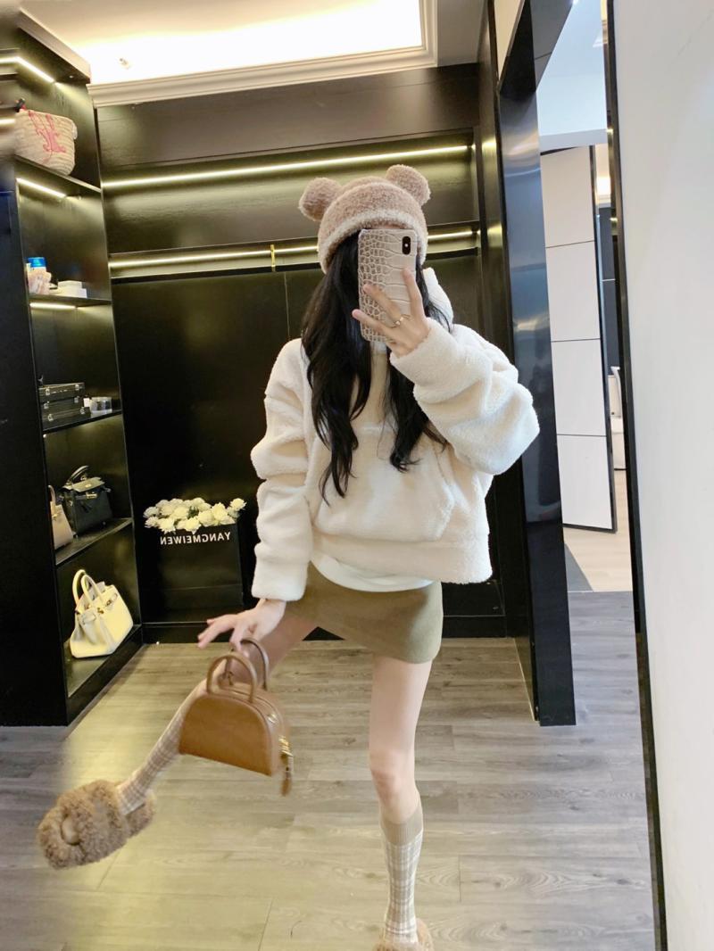 High-end lazy style sherpa sweatshirt for women  winter versatile hooded coat for small people and trendy furry sweatshirt