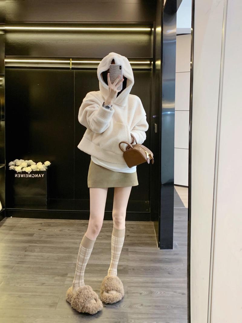 High-end lazy style sherpa sweatshirt for women  winter versatile hooded coat for small people and trendy furry sweatshirt