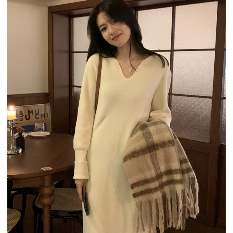 秋冬顯瘦新款V領連衣裙中長款內搭法式套頭毛衣女針織打底衫