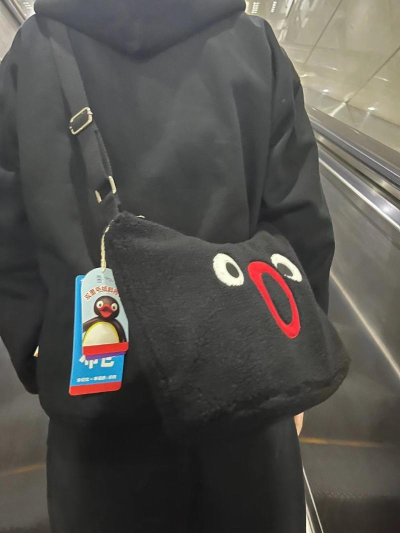 Winter new pingu bag for women 2023 niche design plush cartoon cute crossbody bag commuter tote bag