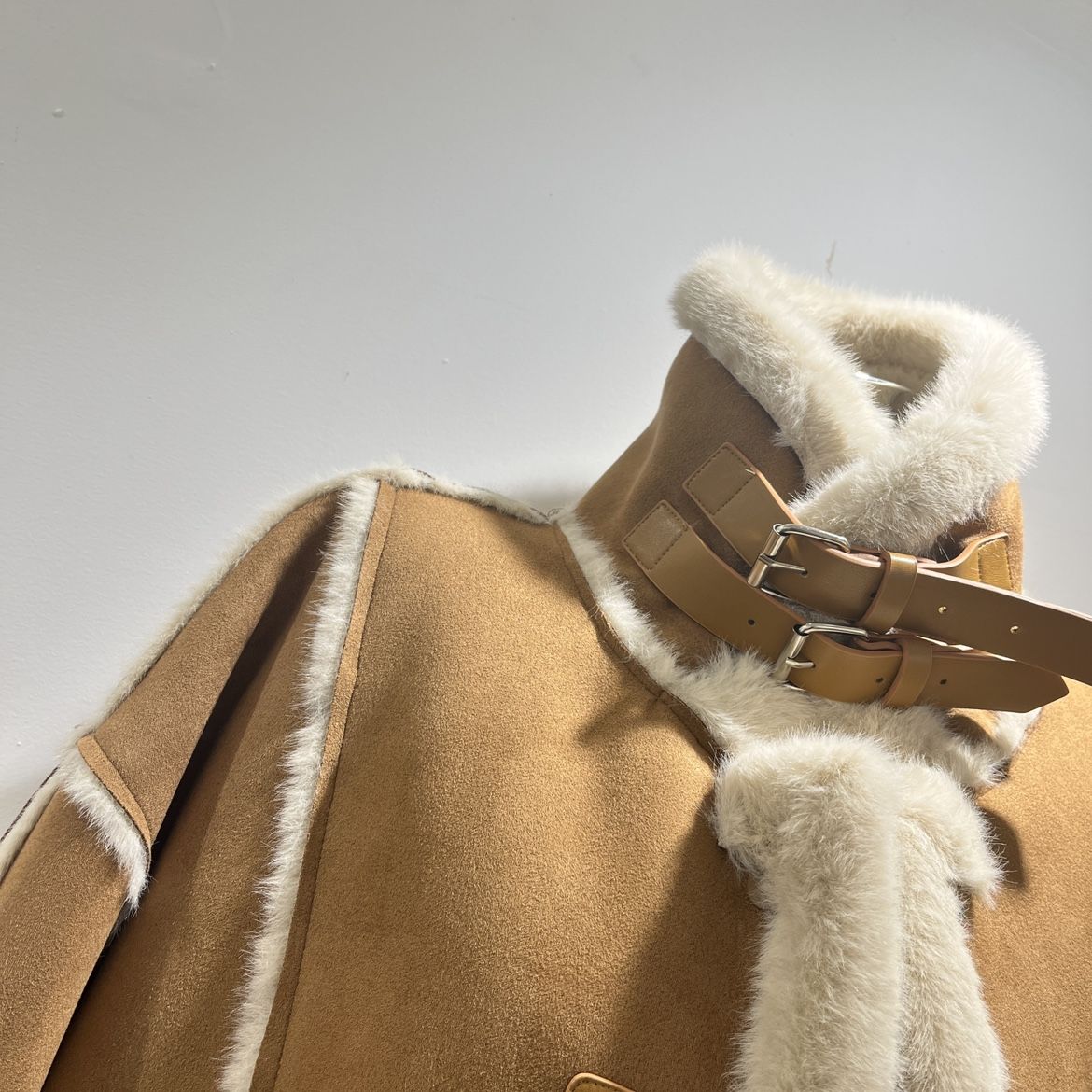 Lamm integrierte Jacke für Frauen mit einem Gefühl von Luxus 2023 Winter neuer Nerzpelz Plüsch Stehkragen Motorradanzug_voghion.com