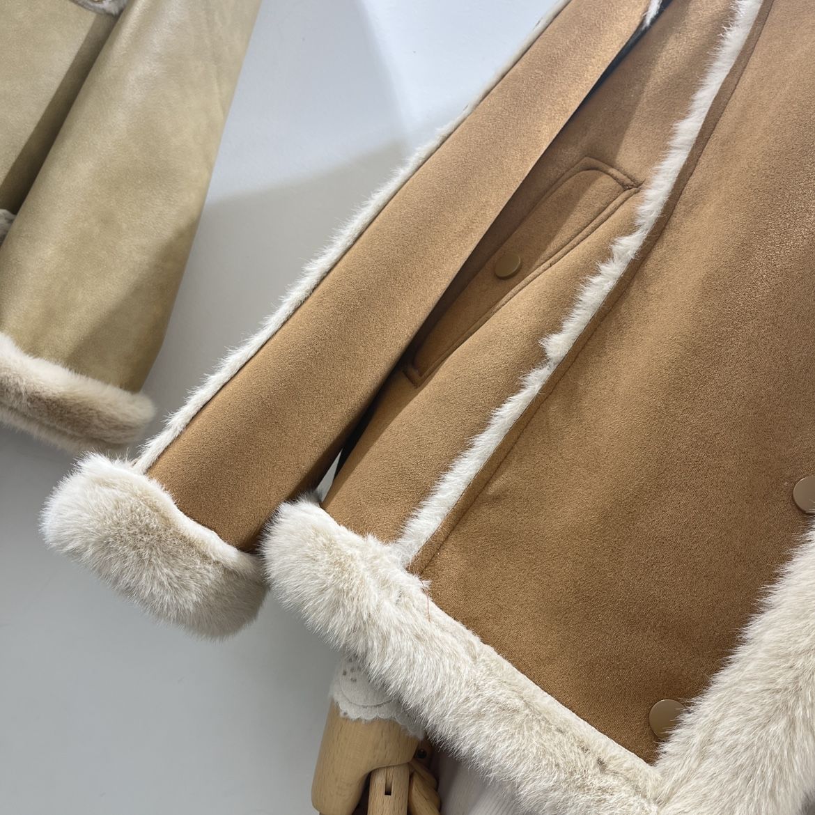 Lamm integrierte Jacke für Frauen mit einem Gefühl von Luxus 2023 Winter neuer Nerzpelz Plüsch Stehkragen Motorradanzug_voghion.com