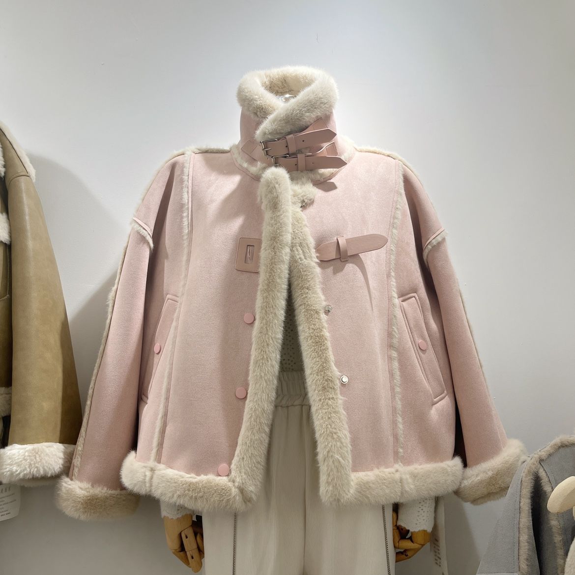 Lamm integrierte Jacke für Frauen mit einem Gefühl von Luxus 2023 Winter neuer Nerzpelz Plüsch Stehkragen Motorradanzug_voghion.com