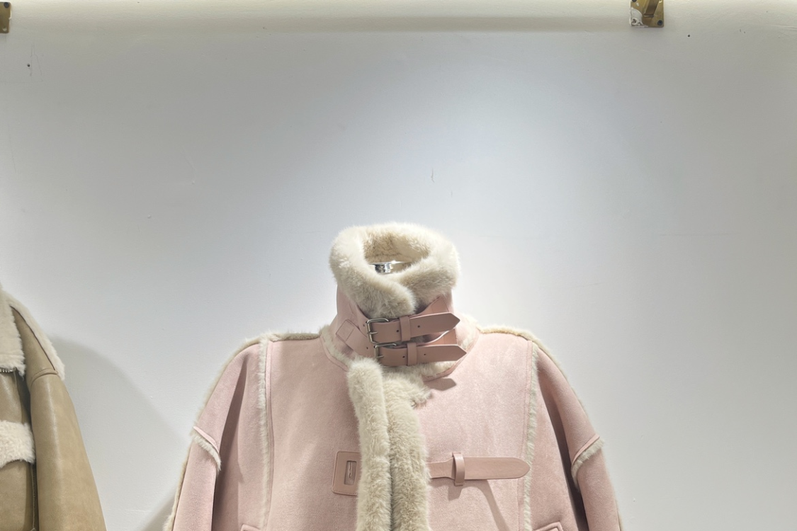 Lamm integrierte Jacke für Frauen mit einem Gefühl von Luxus 2023 Winter neuer Nerzpelz Plüsch Stehkragen Motorradanzug_voghion.com