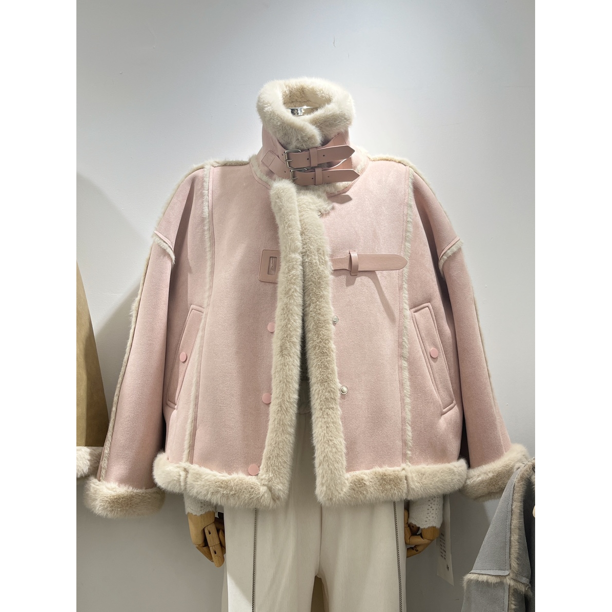 Lamm integrierte Jacke für Frauen mit einem Gefühl von Luxus 2023 Winter neuer Nerzpelz Plüsch Stehkragen Motorradanzug_voghion.com