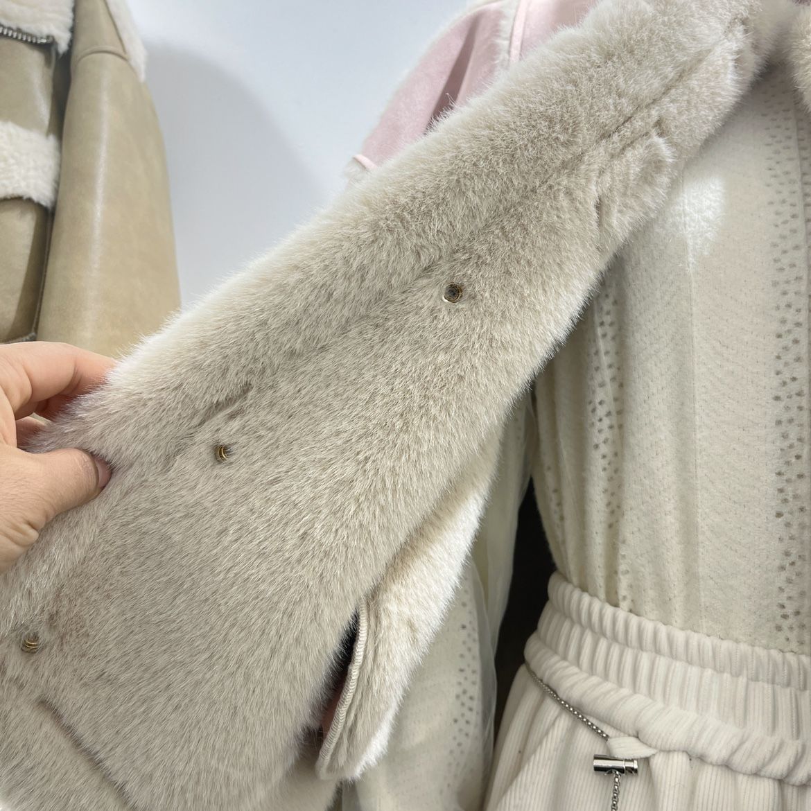 Lamm integrierte Jacke für Frauen mit einem Gefühl von Luxus 2023 Winter neuer Nerzpelz Plüsch Stehkragen Motorradanzug_voghion.com
