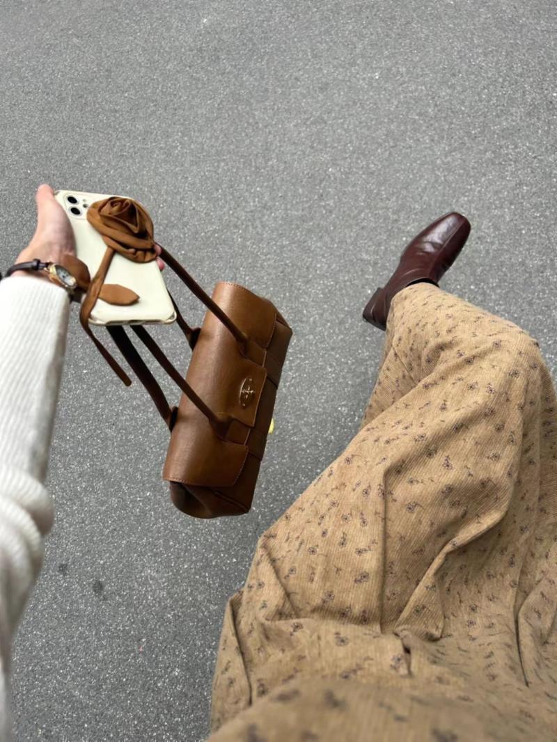Commuting high-quality handbag niche design retro French women's bag 2023 new shoulder briefcase