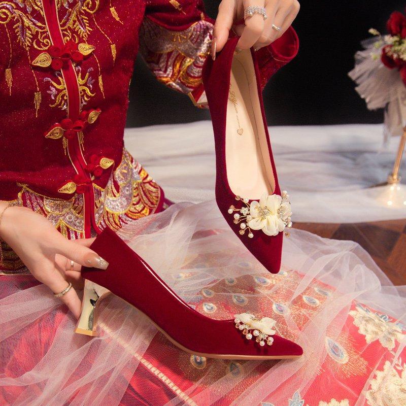 红色婚鞋新娘鞋2023年新款花朵中式秀禾服主婚纱两穿不累脚高跟鞋