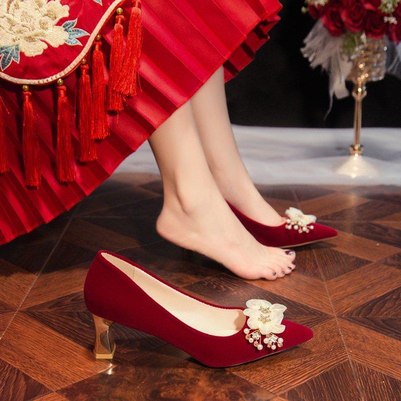 红色婚鞋新娘鞋2023年新款花朵中式秀禾服主婚纱两穿不累脚高跟鞋
