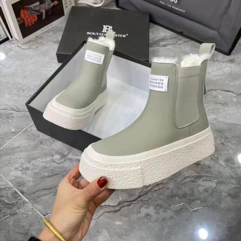 European station 2023 winter new thick-soled fur all-in-one anti-ski boots for women plus velvet warm large cotton boots European goods