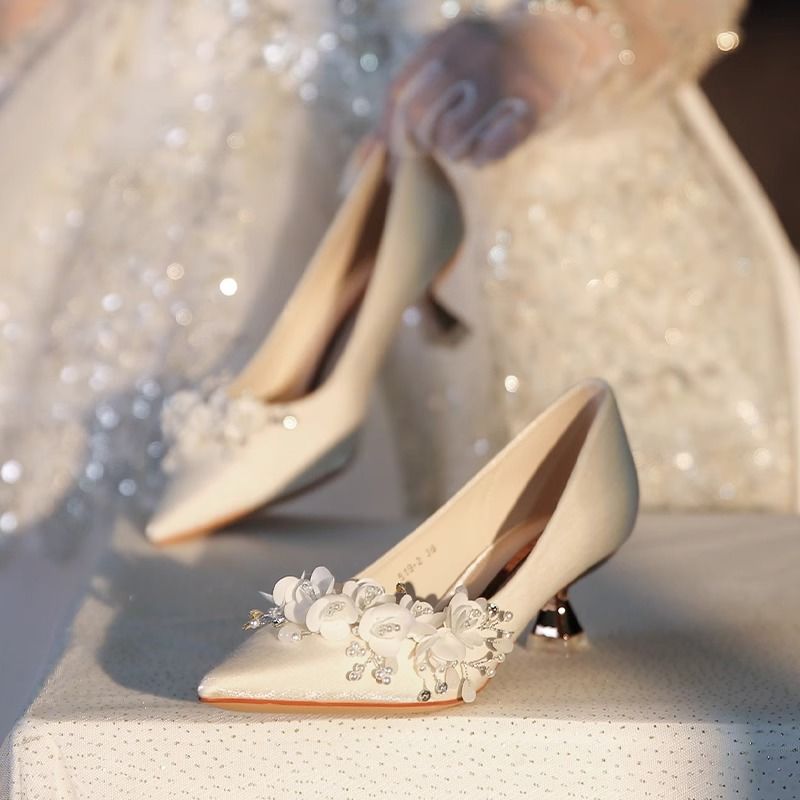 白色高跟鞋女细跟秀禾婚纱两穿2023年新款缎面花朵婚鞋尖头单鞋