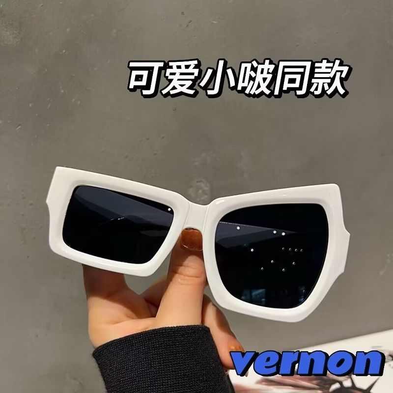The same new ins style of the same style as the peeps, super popular European and American style, raised eyebrows, funny personality, irregular sunglasses, funny female eyes
