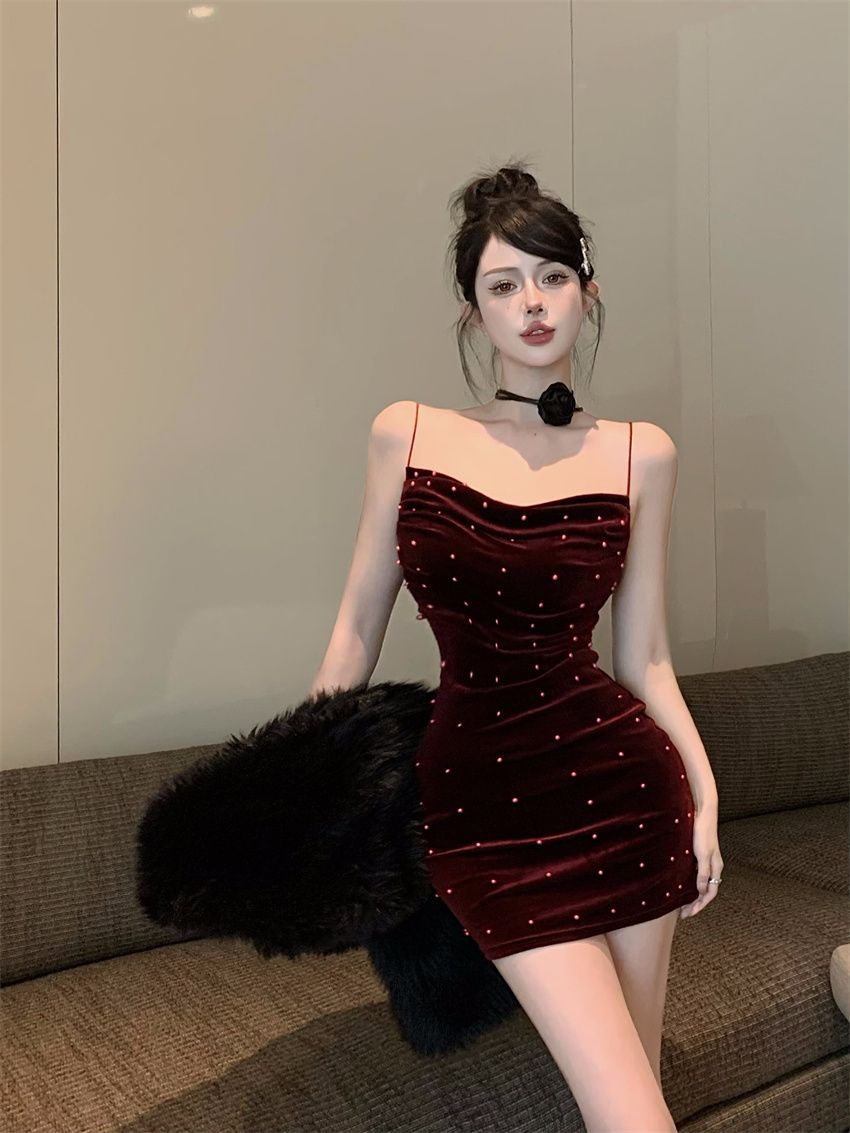 純欲性感絲絨吊帶連衣裙2023秋冬珍珠設計感修身顯瘦包臀短裙