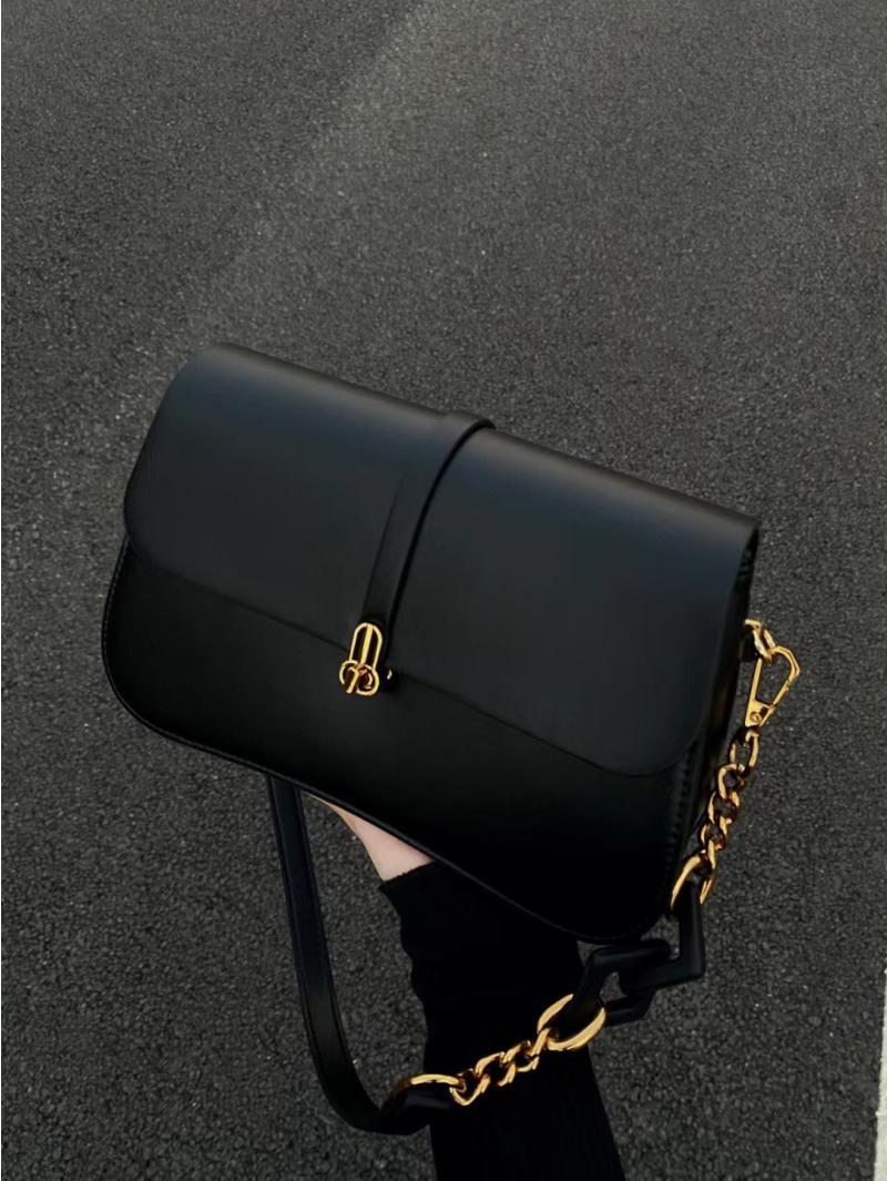 Niche design chain fashion women's bag 2023 trendy simple and atmospheric commuter bag versatile one-shoulder cross-body baguette bag